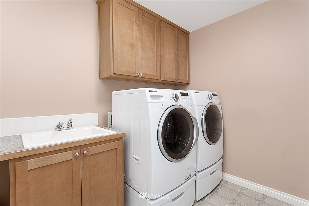 258 Lyons Place Northeast Renton, WA 98059 - Photo 23 of 25 a utility room with dryer and washer