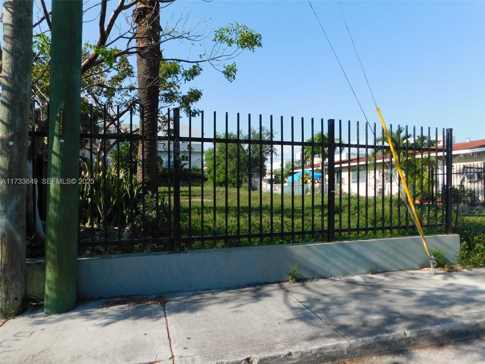 Riverside Miami, FL 33130 - Photo 4 of 9 a view of a garden