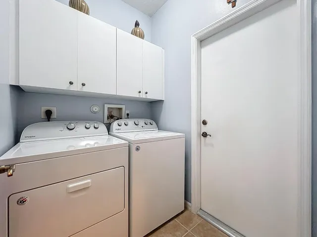 a view of a house with backyard