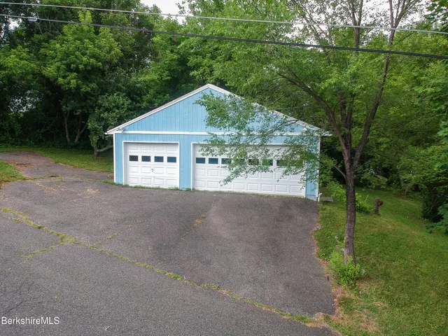a view of a house with backyard