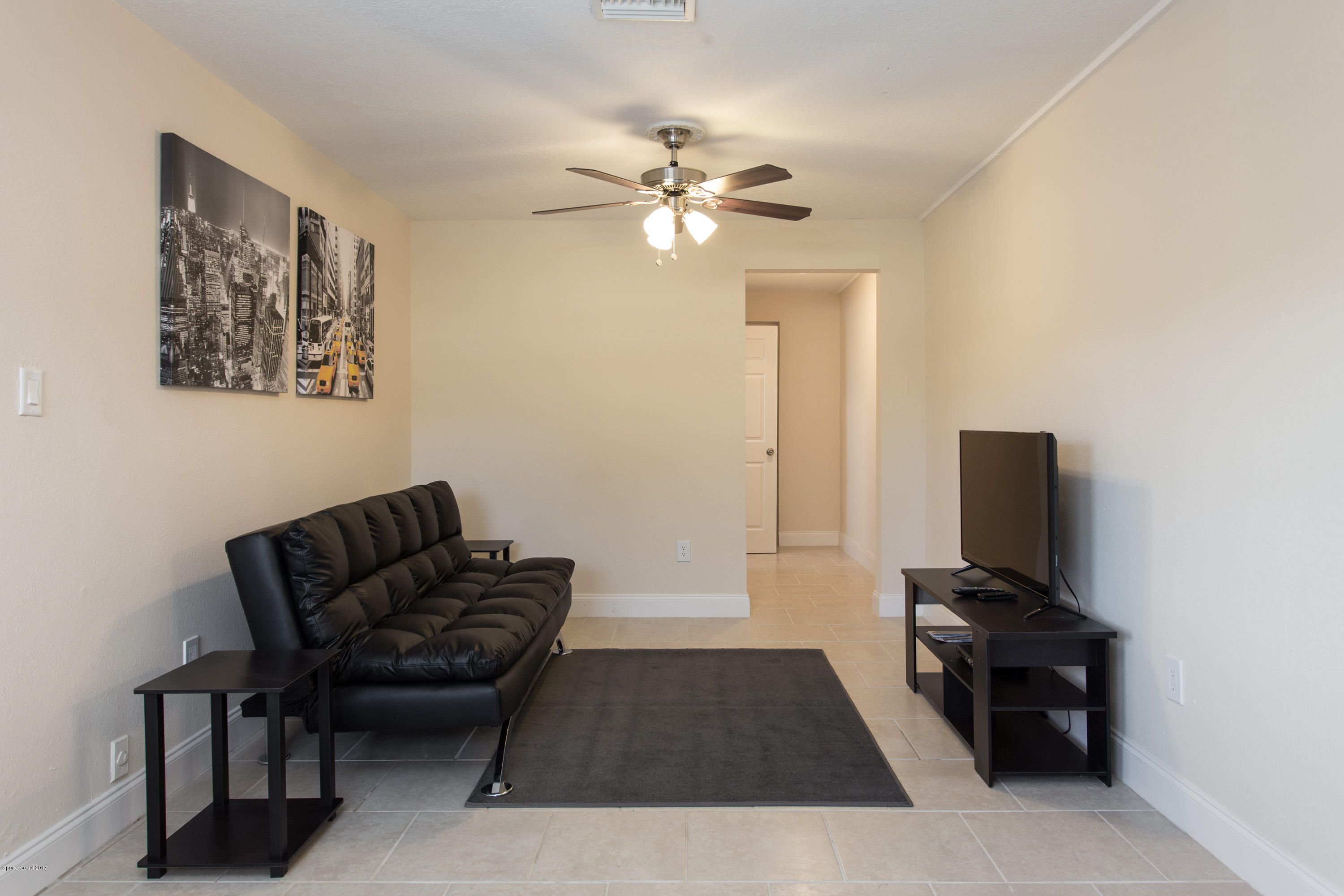 318 West Rutgers Street Melbourne, FL 32901 - Photo 8 of 14 a living room with furniture and a lamp