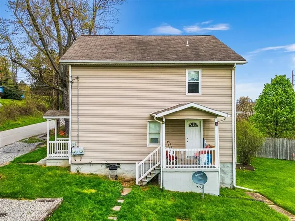 a view of a house with a yard and plants
