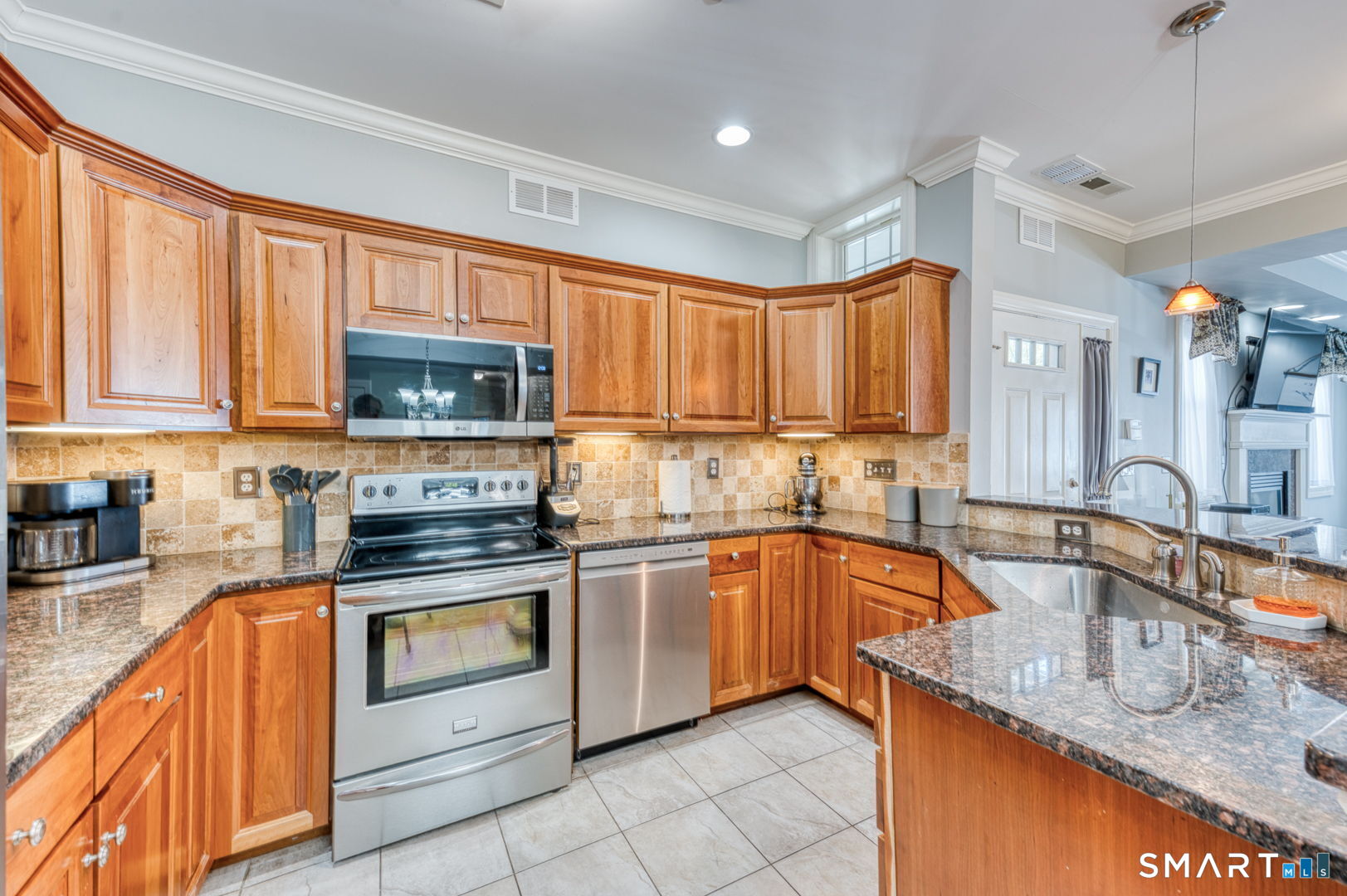 95 South Ridge Lane, Unit E102 Berlin, CT 06037 - Photo 10 of 37 Ample room for informal meals at the breakfast bar