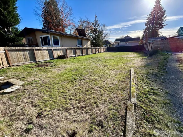 a view of a house with backyard and garden