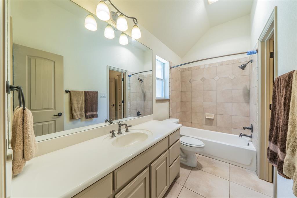 109 Overton Ridge Circle Weatherford, TX 76088 - Photo 16 of 27 Jack & Jill Bathe