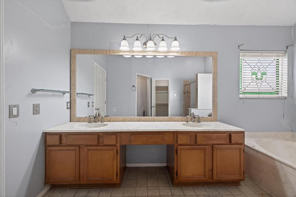 920 Danforth Place Arlington, TX 76017 - Photo 18 of 28 a bathroom with a sink double vanity and a mirror