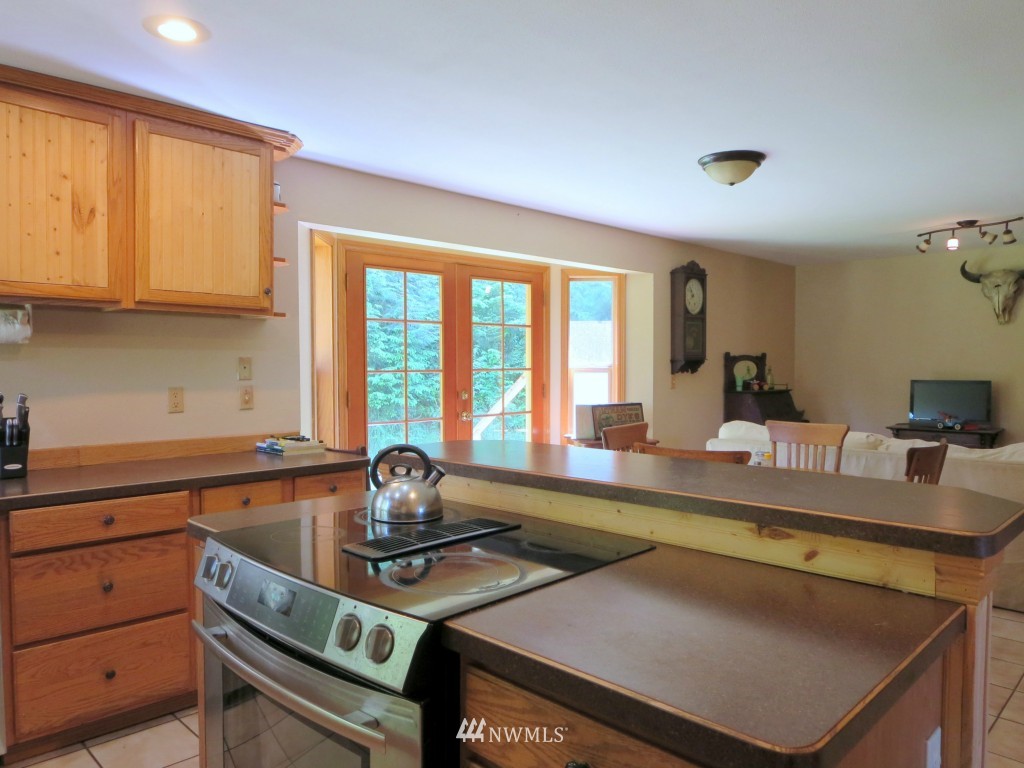 184 Piper Lane Chehalis, WA 98532 - Photo 11 of 25 a kitchen with a sink stove and cabinets