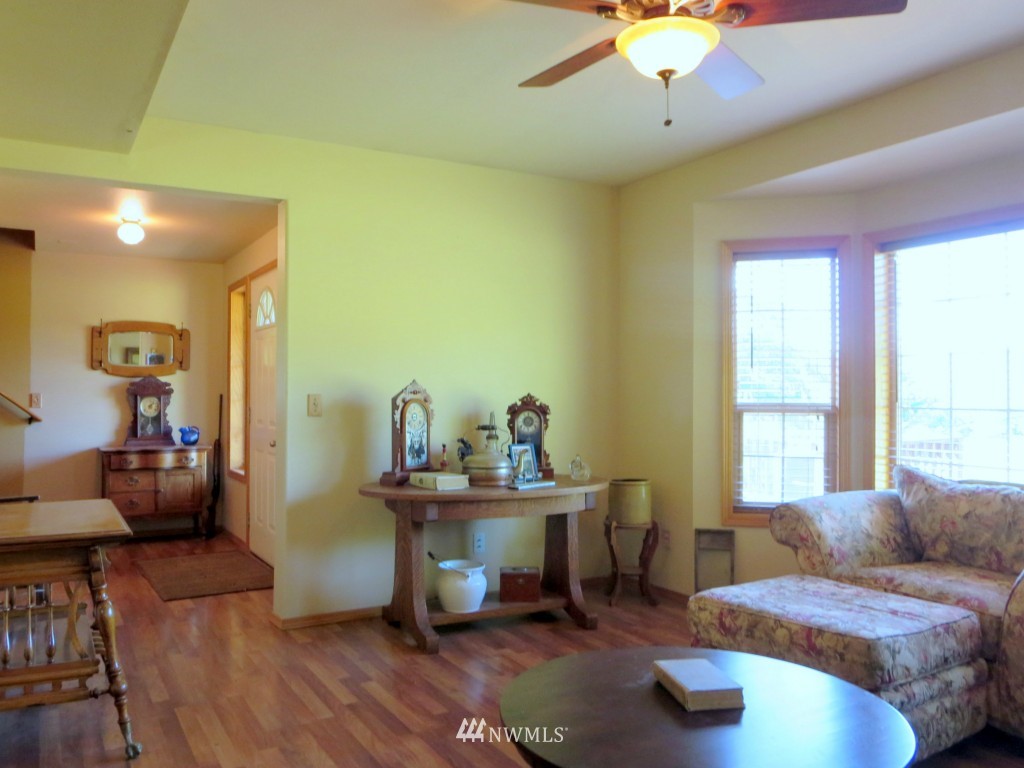 184 Piper Lane Chehalis, WA 98532 - Photo 13 of 25 a living room with furniture and a window