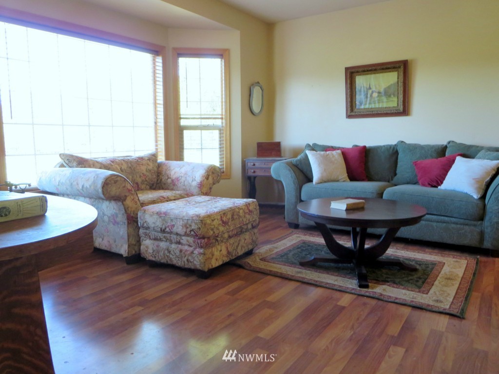 184 Piper Lane Chehalis, WA 98532 - Photo 14 of 25 a living room with furniture and a large window