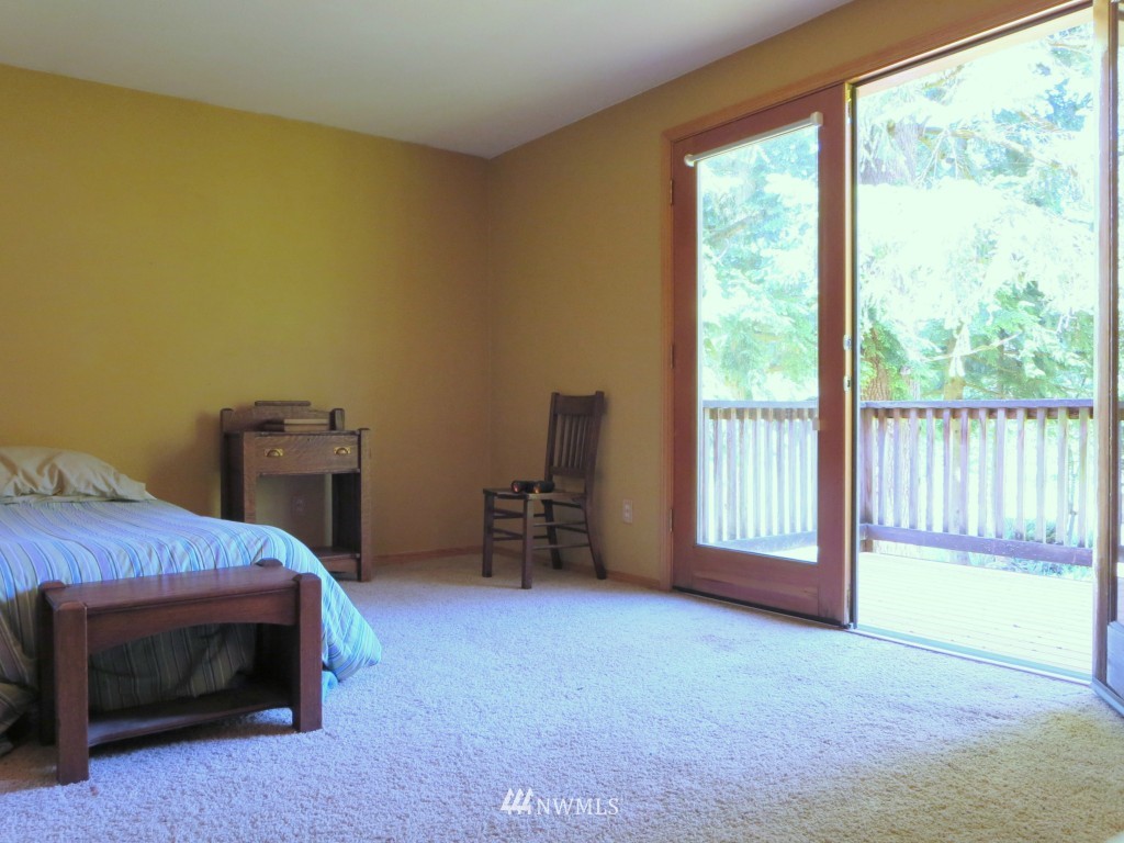 184 Piper Lane Chehalis, WA 98532 - Photo 15 of 25 a bedroom with a bed and a window