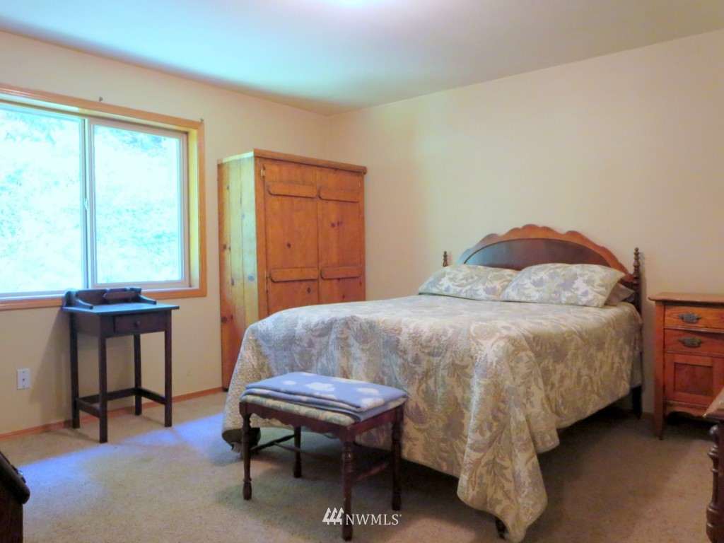 184 Piper Lane Chehalis, WA 98532 - Photo 18 of 25 a bedroom with a bed a table and windows