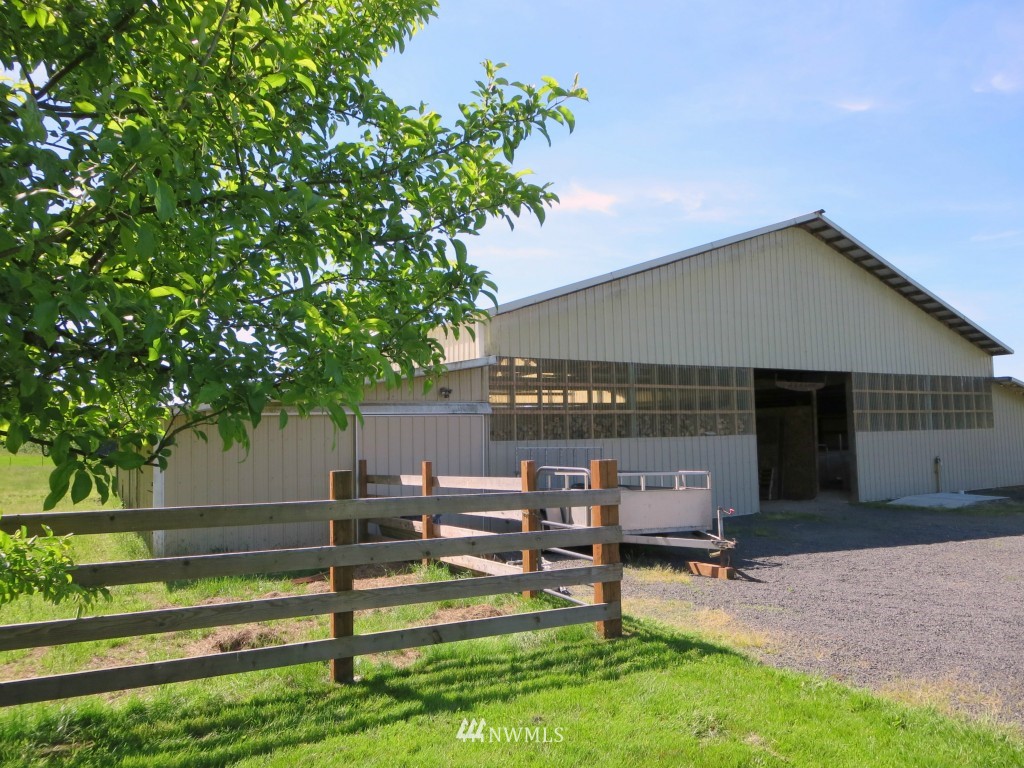 184 Piper Lane Chehalis, WA 98532 - Photo 19 of 25 a backyard of a house with table and chairs