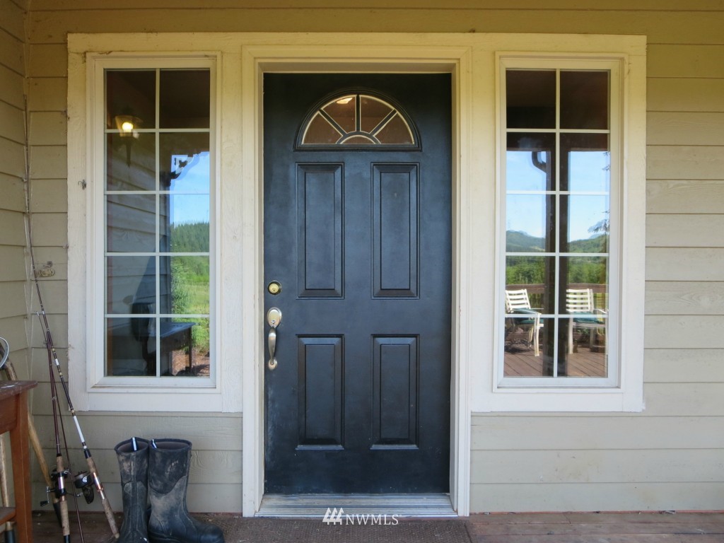 184 Piper Lane Chehalis, WA 98532 - Photo 4 of 25 a view of front door of house
