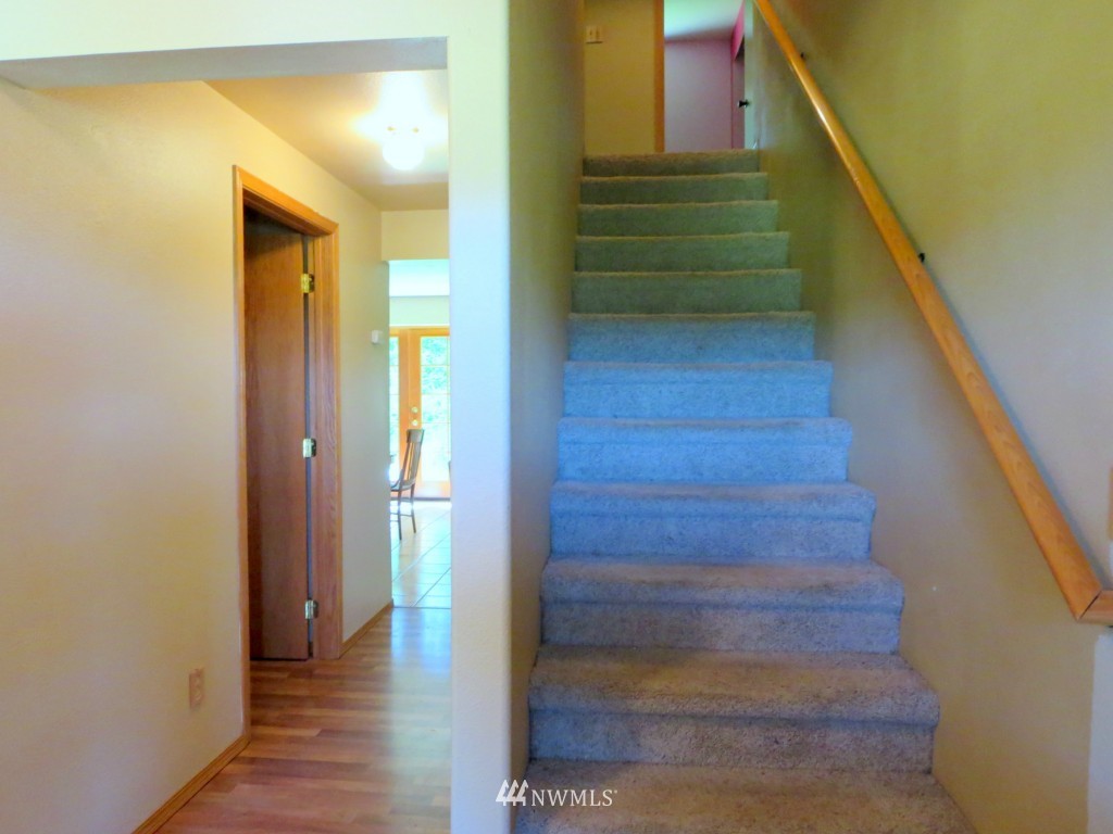184 Piper Lane Chehalis, WA 98532 - Photo 5 of 25 a view of entryway and hall with wooden floor