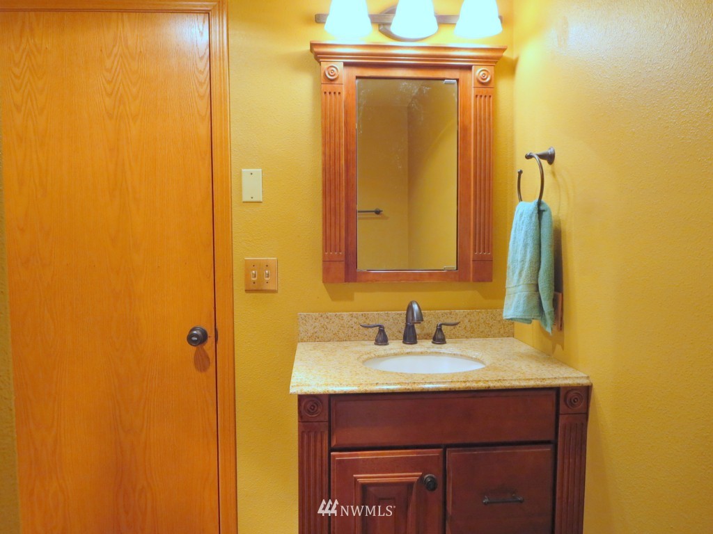 184 Piper Lane Chehalis, WA 98532 - Photo 7 of 25 a bathroom with a sink and a mirror