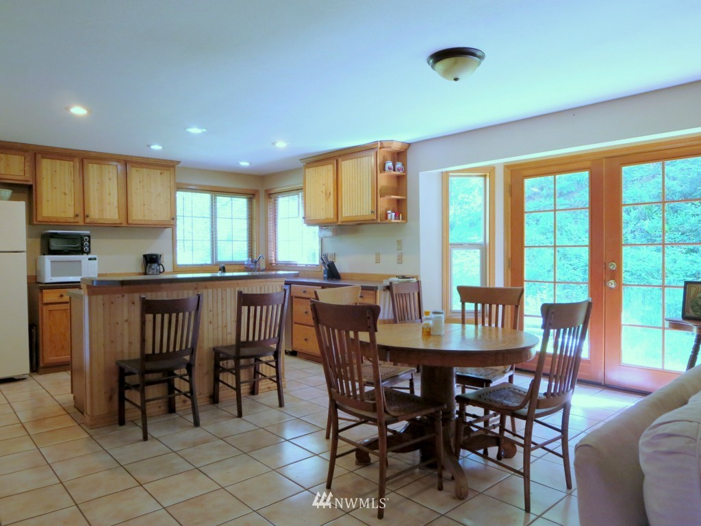 184 Piper Lane Chehalis, WA 98532 - Photo 8 of 25 a view of a dining room with furniture window and outside view