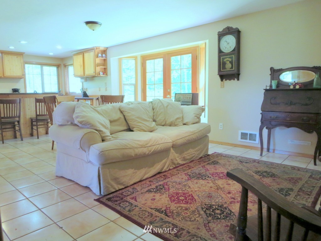 184 Piper Lane Chehalis, WA 98532 - Photo 9 of 25 a living room with furniture and a large window
