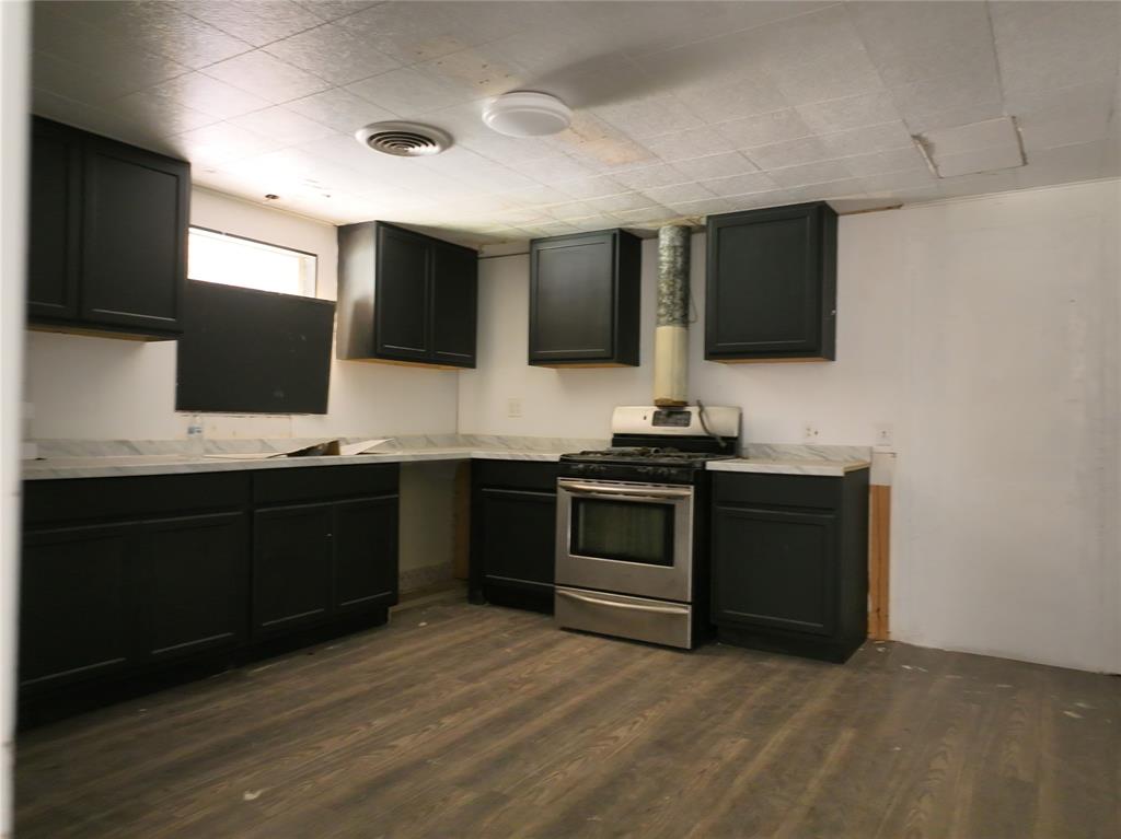 927 London Street Vernon, TX 76384 - Photo 12 of 20 a kitchen with stainless steel appliances granite countertop a stove a sink and a microwave