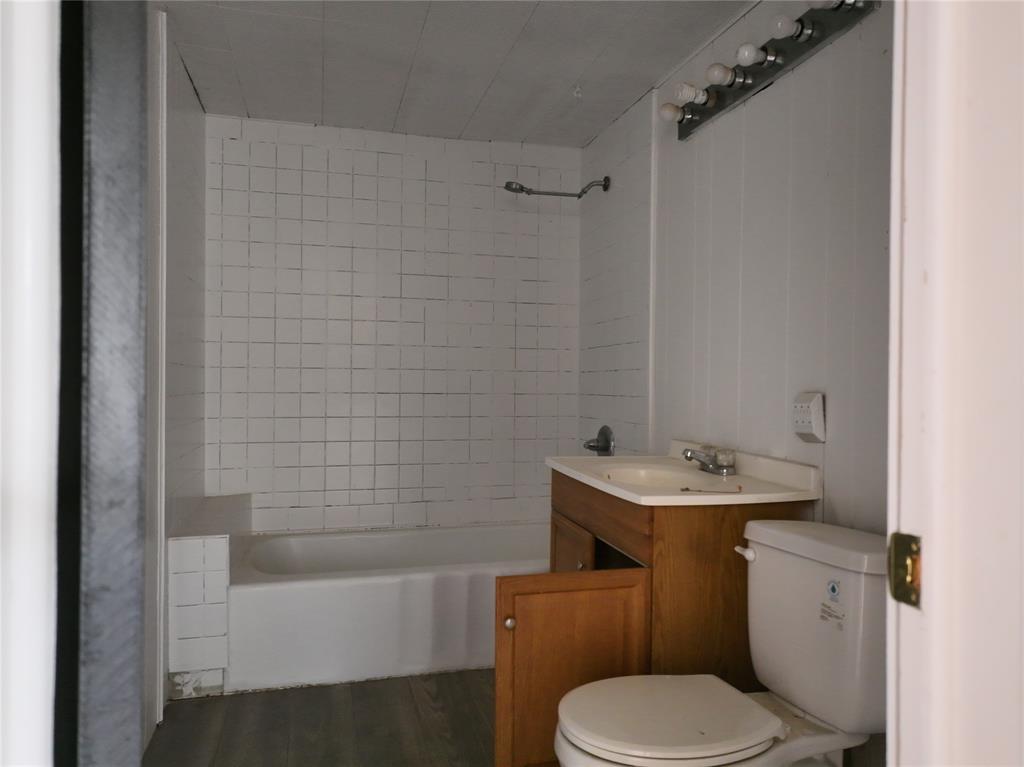 927 London Street Vernon, TX 76384 - Photo 13 of 20 a bathroom with a sink toilet and shower