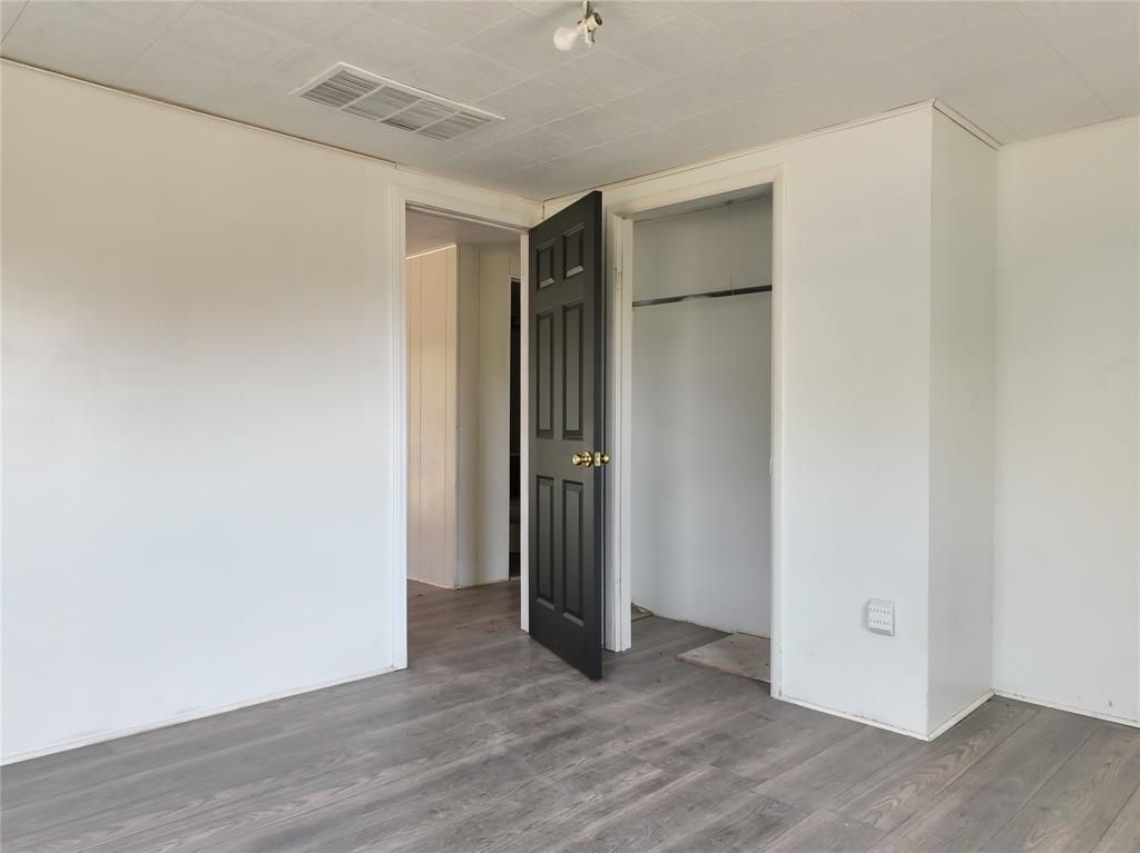 927 London Street Vernon, TX 76384 - Photo 14 of 20 a view of an empty room with wooden floor and closet