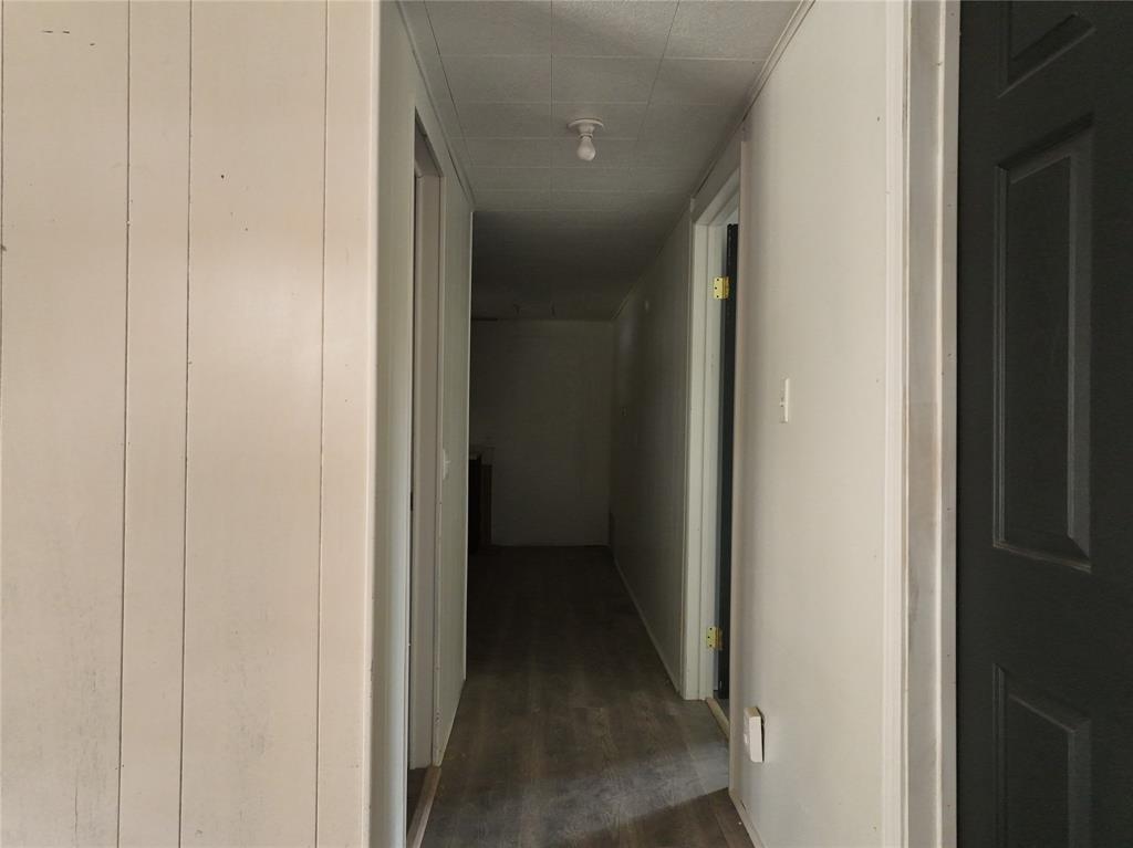 927 London Street Vernon, TX 76384 - Photo 19 of 20 a view of a hallway