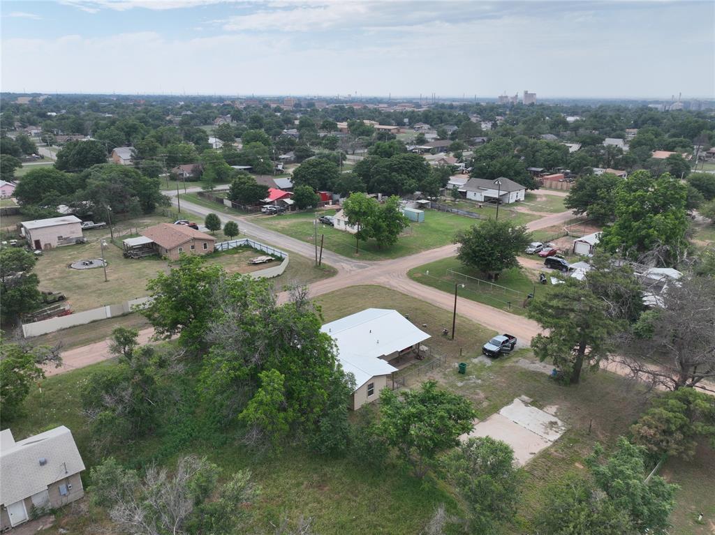 927 London Street Vernon, TX 76384 - Photo 3 of 20 an aerial view of multiple house