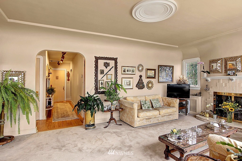 11326 Riviera Place Northeast Seattle, WA 98125 - Photo 4 of 25 Gallery Image 4