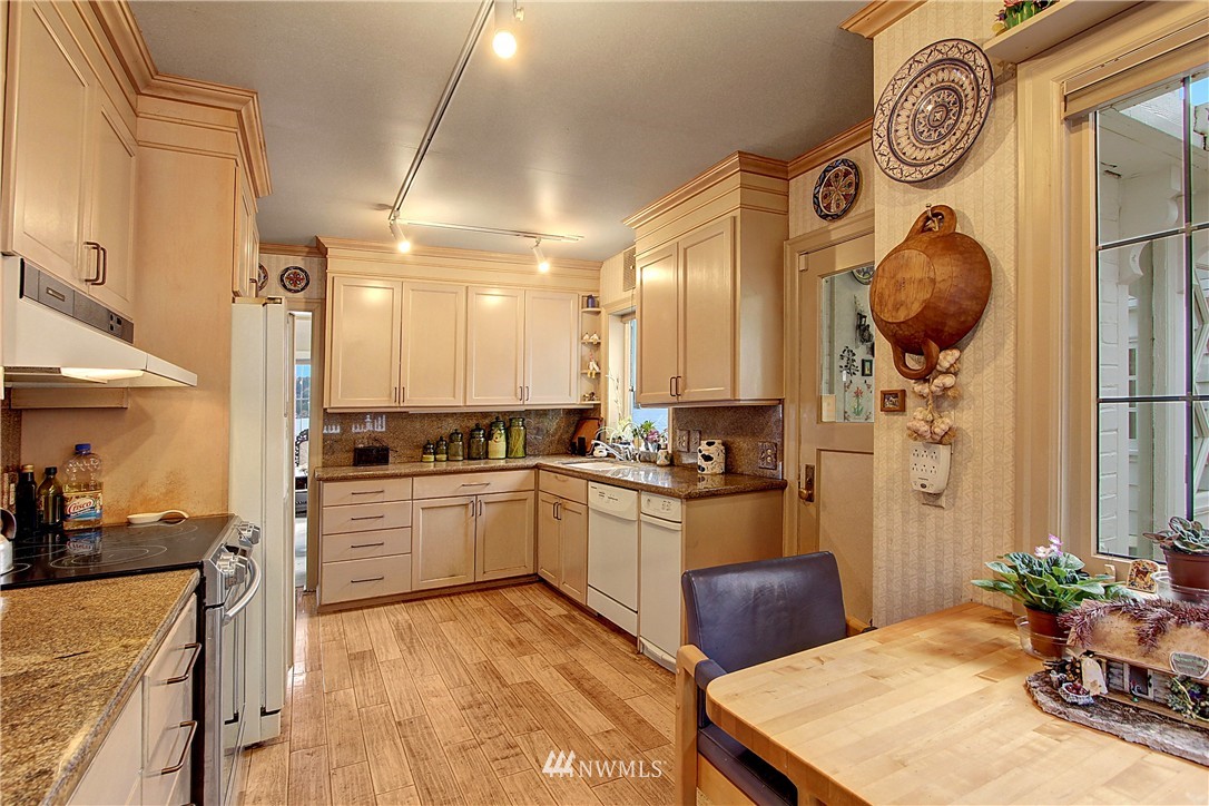 11326 Riviera Place Northeast Seattle, WA 98125 - Photo 9 of 25 Gallery Image 9
