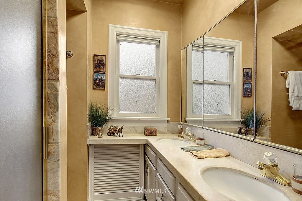 11326 Riviera Place Northeast Seattle, WA 98125 - Photo 10 of 25 Gallery Image 10