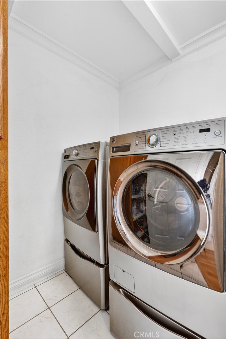 10939 Little Lake Road Downey, CA 90241 - Photo 32 of 55 a utility room with dryer and washer