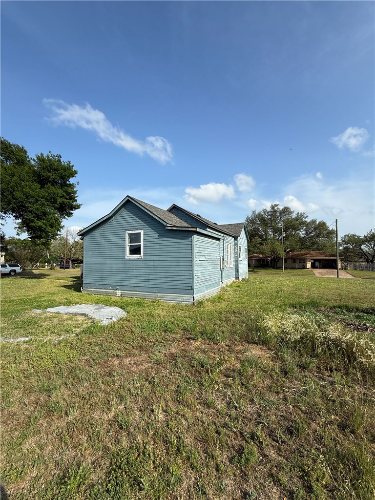 507 Logan Street Calvert, TX 77837 - Photo 16 of 19 a house view with a space space