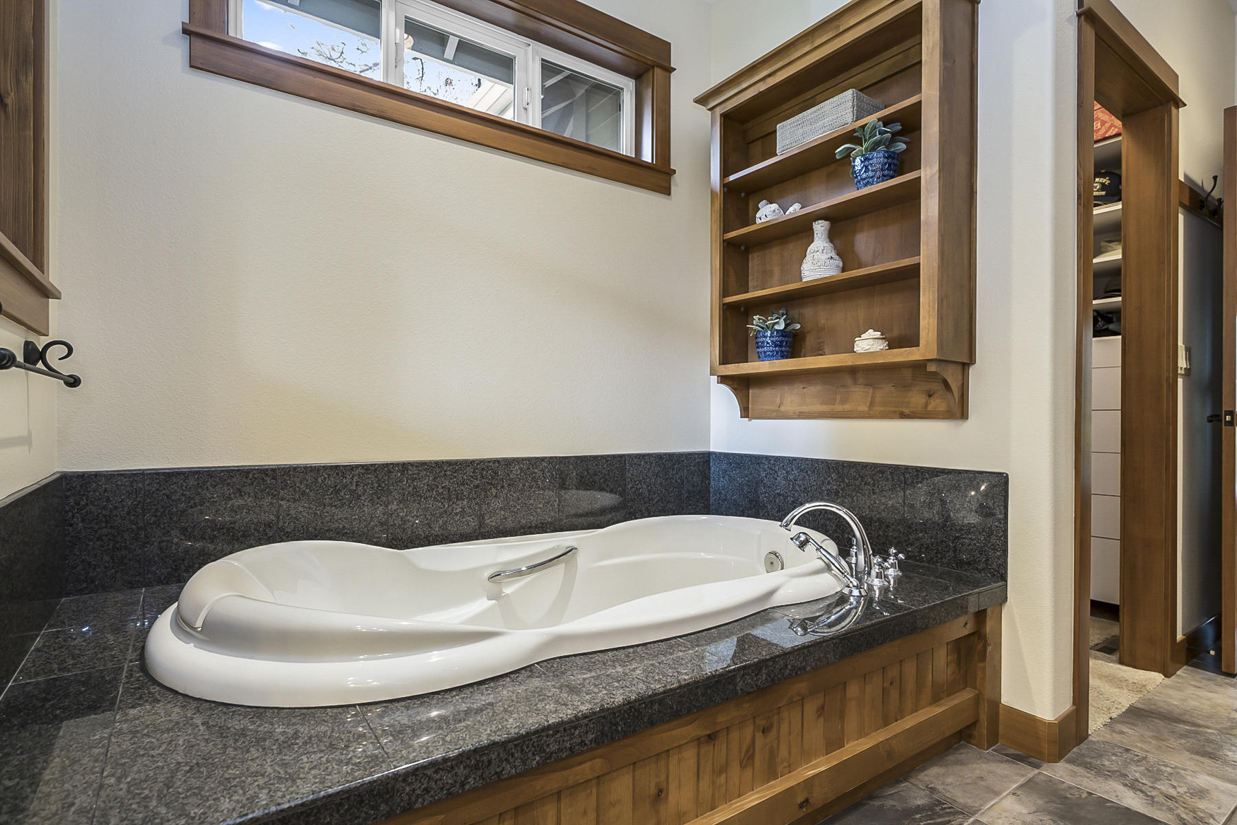 60819 Currant Way Bend, OR 97702 - Photo 23 of 44 Spa-like tub