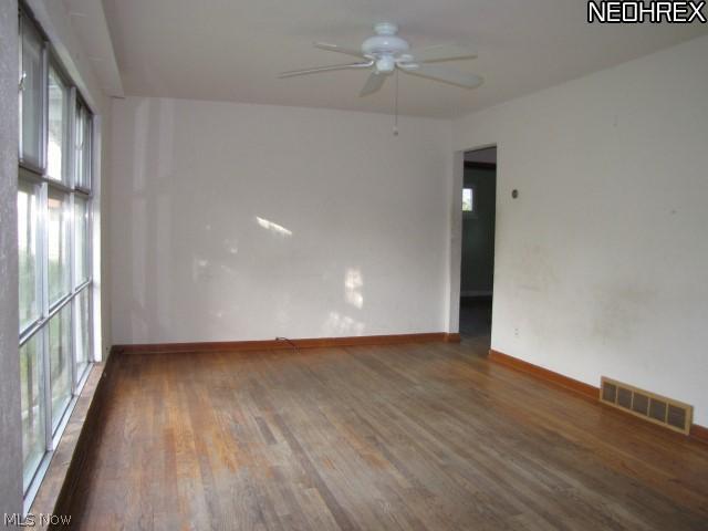 1952 Ridgehill Road Cleveland, OH 44121 - Photo 3 of 21 Living Room