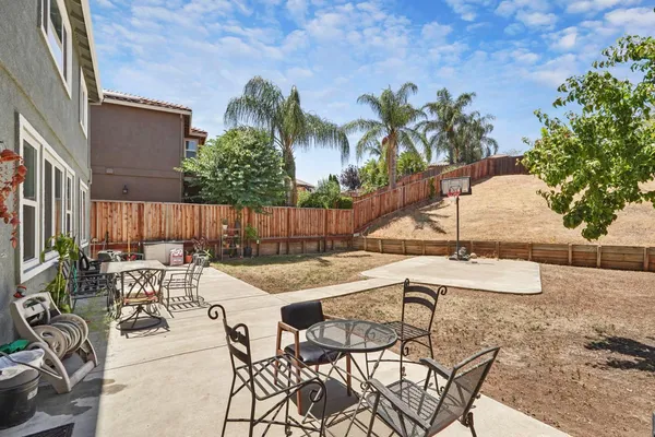 a view of a backyard