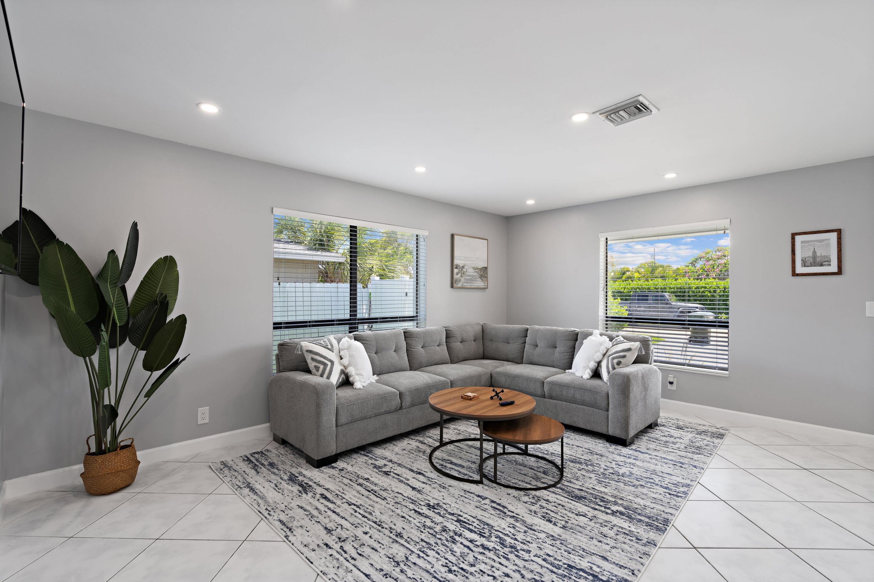 3370 Northeast 5th Drive Boca Raton, FL 33431 - Photo 4 of 45 Living Area