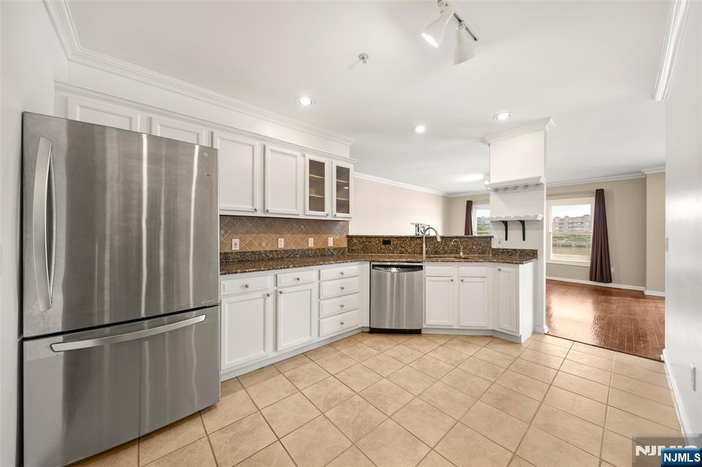 155 The Promenade Edgewater, NJ 07020 - Photo 11 of 26