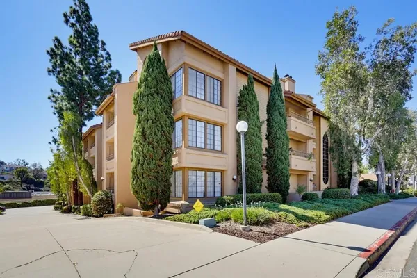 $2,000 | 5649 Lake Park Way, Unit 302, La Mesa, CA 91942
