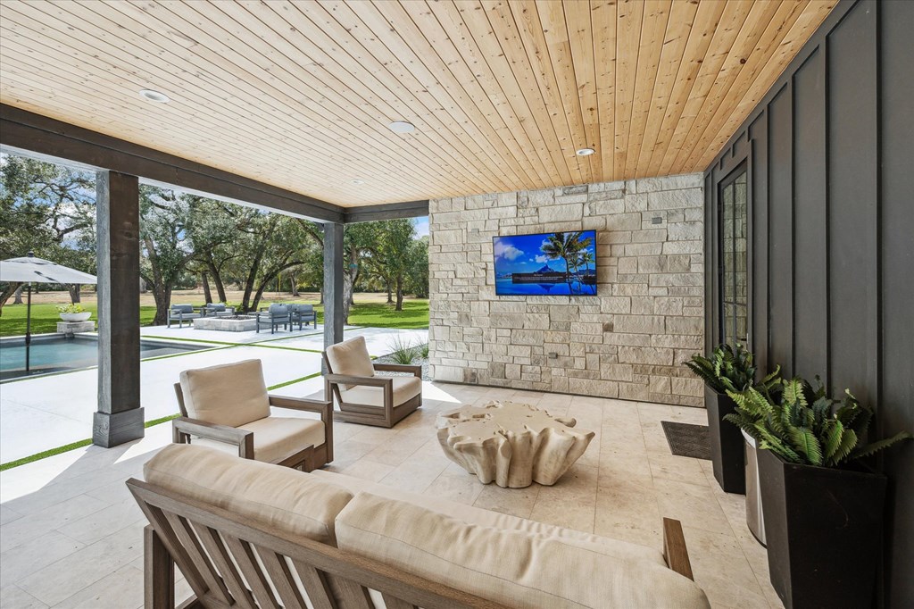 1301 County Road 218 Weimar, TX 78962 - Photo 37 of 55 a living room with furniture and a potted plant