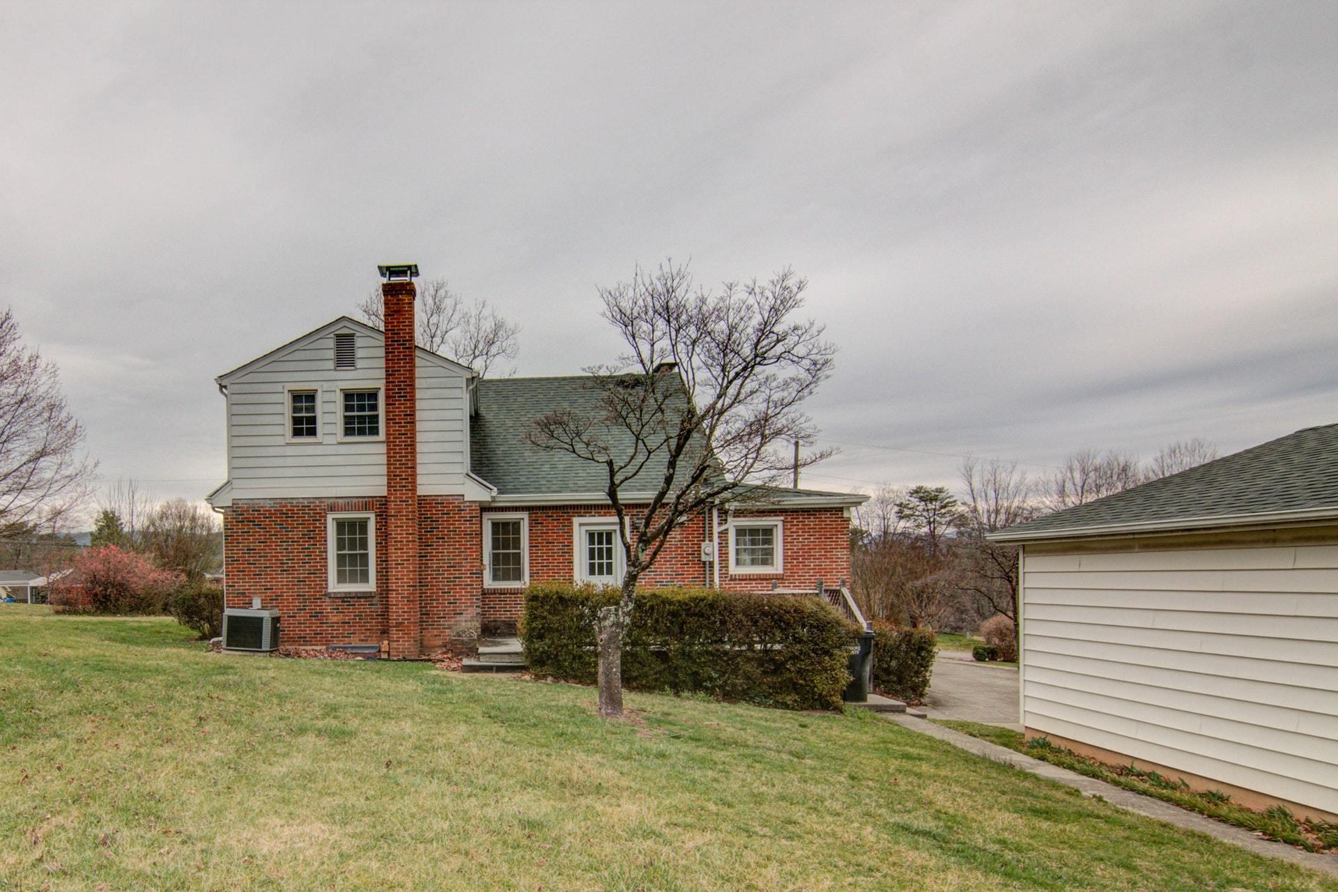 3206 Oakdale Road Southwest Roanoke, VA 24018 - Photo 26 of 34 030-263573-IMG_4893_4_5_6_7_6077959