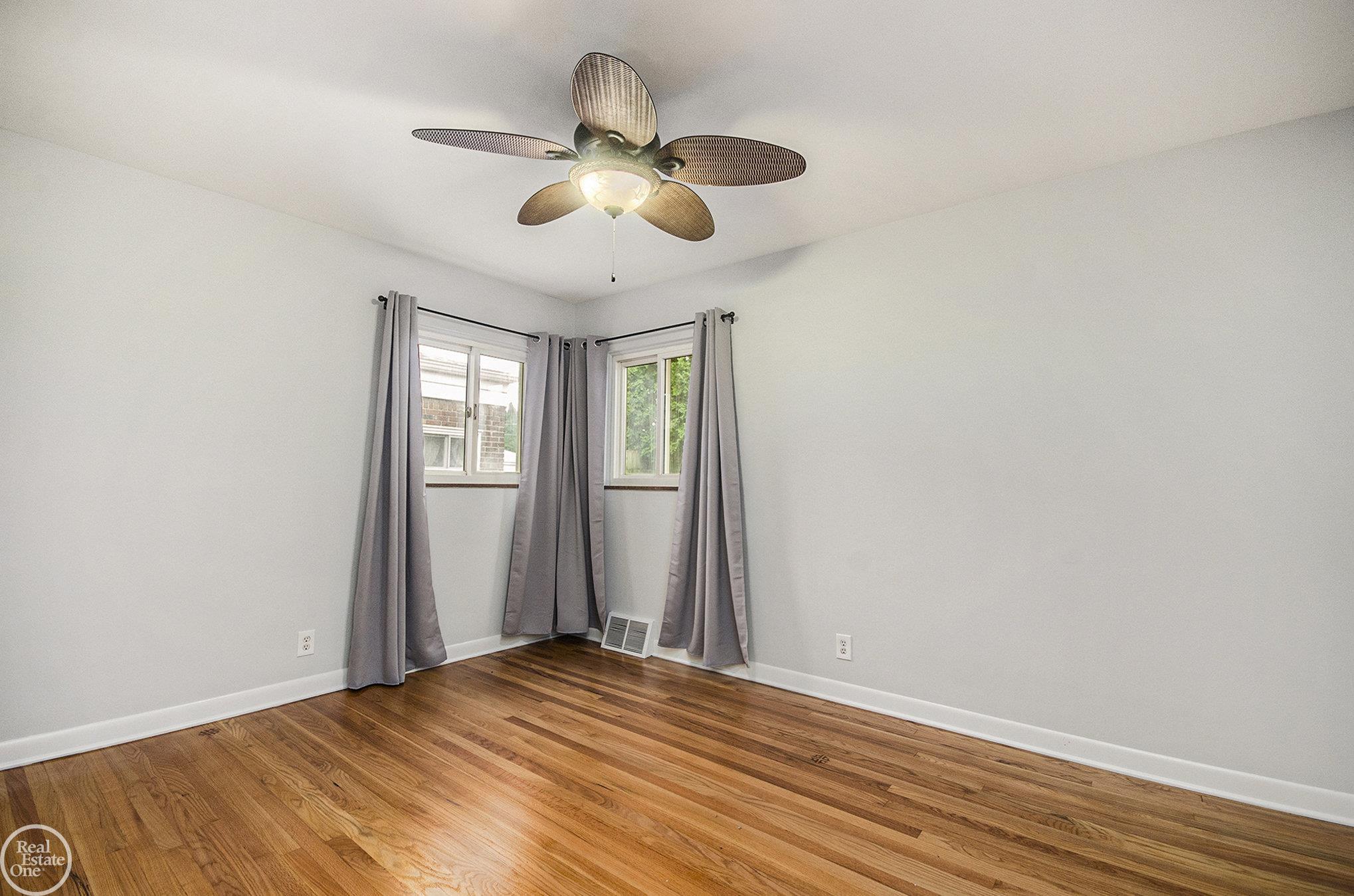24585 Ridgecroft Avenue Eastpointe, MI 48021 - Photo 11 of 21 50156374-2979ea07-005f-4085-9f5a-72603faba49a.JPG