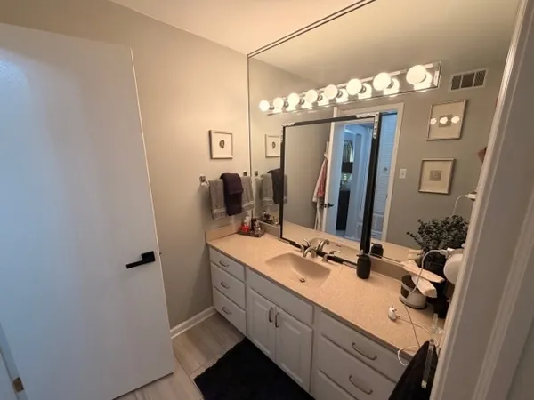 $345,000 | 225 Lake Boulevard, Unit 517, Buffalo Grove, IL 60089