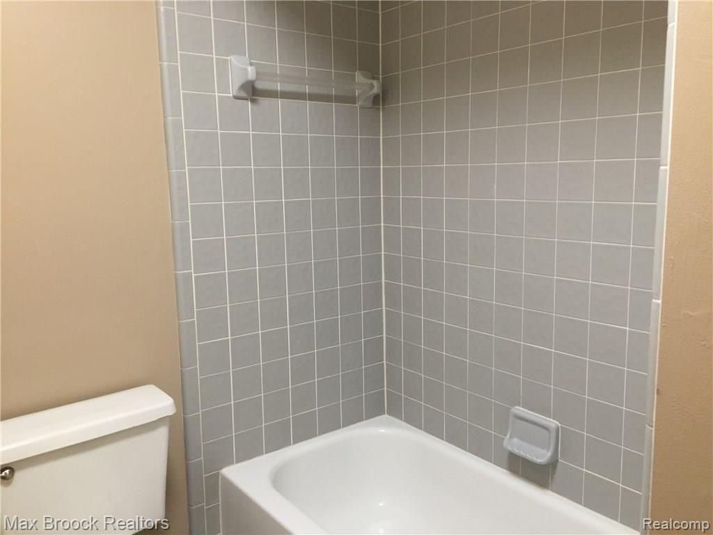 21990 River Ridge Trail, Unit 70 Farmington, MI 48335 - Photo 18 of 27 Tub and Shower in Hall Bath