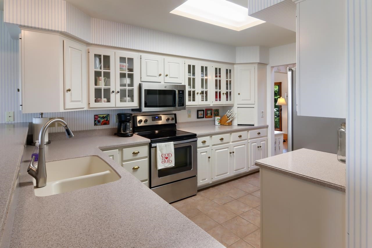644 South Stony Point Road Suttons Bay, MI 49682 - Photo 26 of 79 1915495-25.JPG