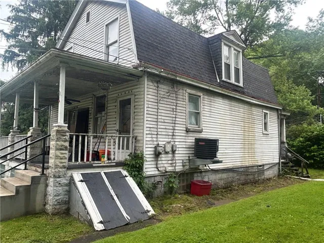 a front view of house with yard