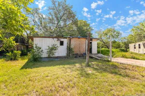 a view of a backyard