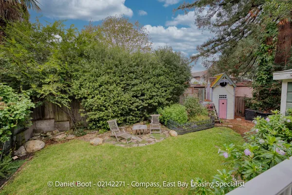 a view of a back yard