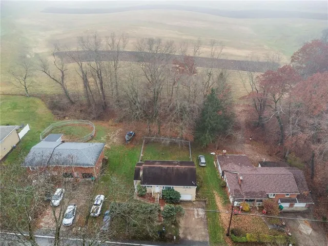 a view of a back yard