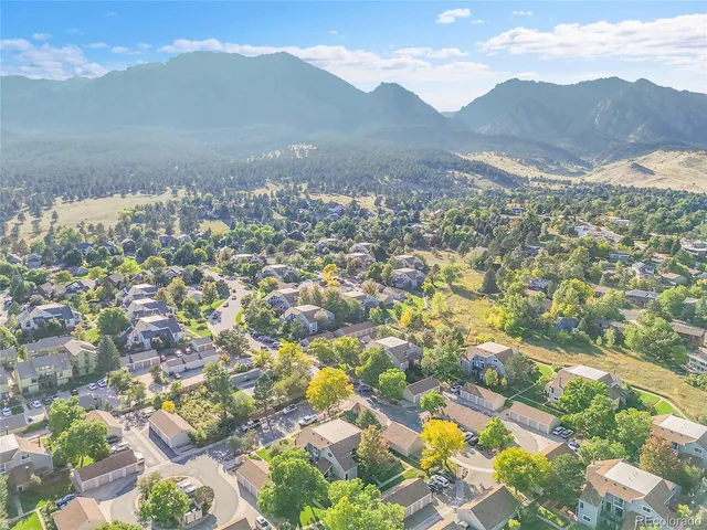 a view of yard with an trees