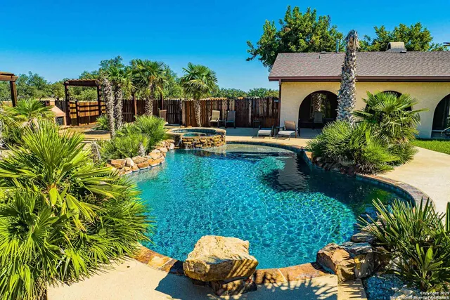 a view of an outdoor space