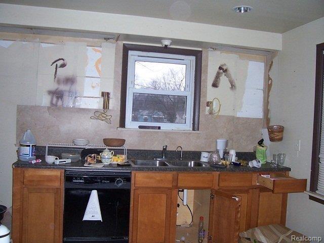 5281 Sashabaw Road Clarkston, MI 48346 - Photo 13 of 17 Kitchen